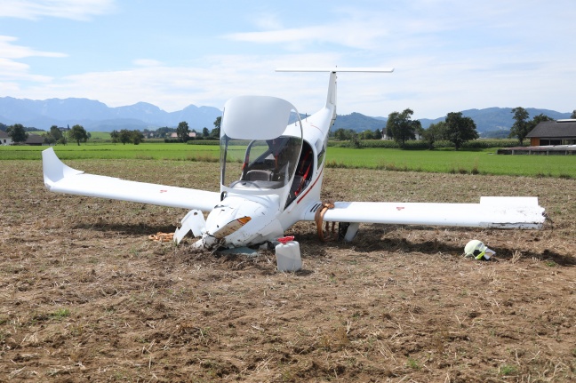 Notlandung eines Flugzeuges auf einem Feld in Laakirchen