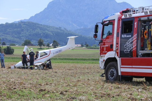 Notlandung eines Flugzeuges auf einem Feld in Laakirchen