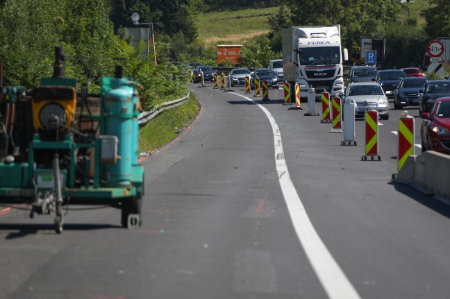 Auto kracht im Baustellenbereich der Innkreisautobahn bei Krenglbach in ein Absicherungsfahrzeug