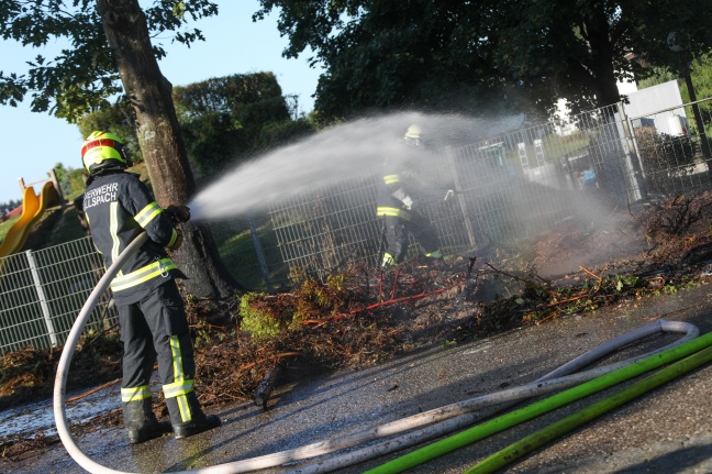 Feuerwehr bei größerem Brand von Grünschnitt im Ortszentrum von Gallspach im Einsatz