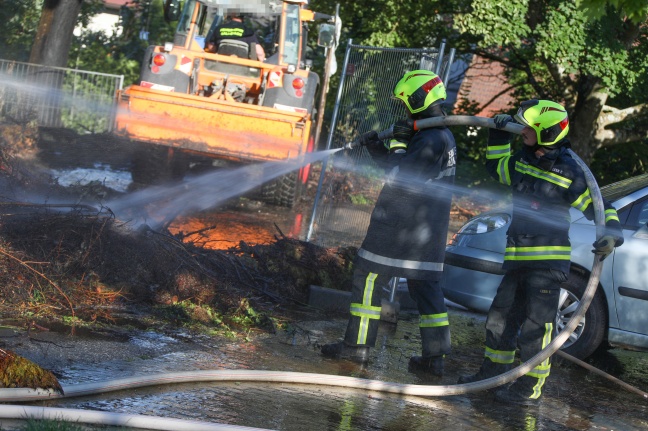 Feuerwehr bei größerem Brand von Grünschnitt im Ortszentrum von Gallspach im Einsatz