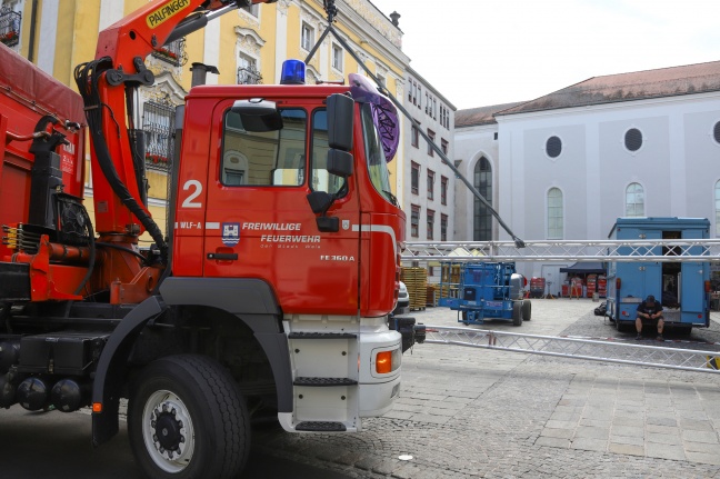 Sicherungsarbeiten durch die Feuerwehr nach LKW-Missgeschick bei Verladearbeiten in Wels-Innenstadt