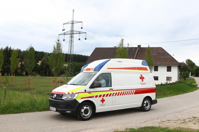 Notarzthubschrauber nach Arbeitsunfall auf Hochspannungsmast in Edt bei Lambach im Einsatz