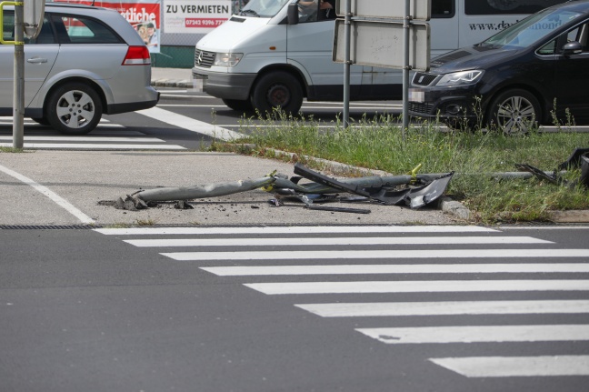 Auto rammt Fußgängerampel: Unfall nach internem Notfall auf Innviertler Straße in Wels-Pernau