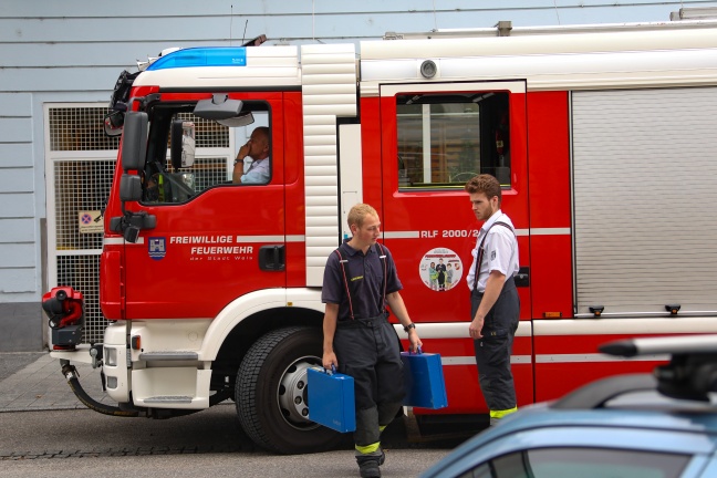 Feuerwehr in Wels-Innenstadt im Einsatz - Vogel hinter Verkleidung eingeklemmt