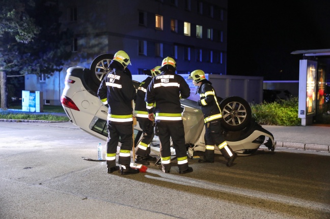 Auto bei Verkehrsunfall in Wels-Vogelweide überschlagen