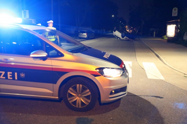 Auto bei Verkehrsunfall in Wels-Vogelweide überschlagen