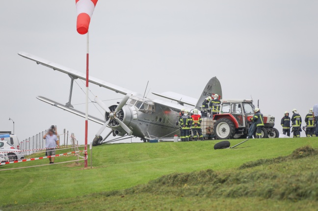 Bruchlandung eines Kleinflugzeuges am Flugplatz in Laakirchen