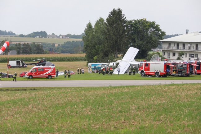 Bruchlandung eines Kleinflugzeuges am Flugplatz in Laakirchen