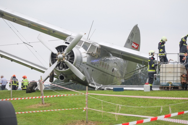 Bruchlandung eines Kleinflugzeuges am Flugplatz in Laakirchen