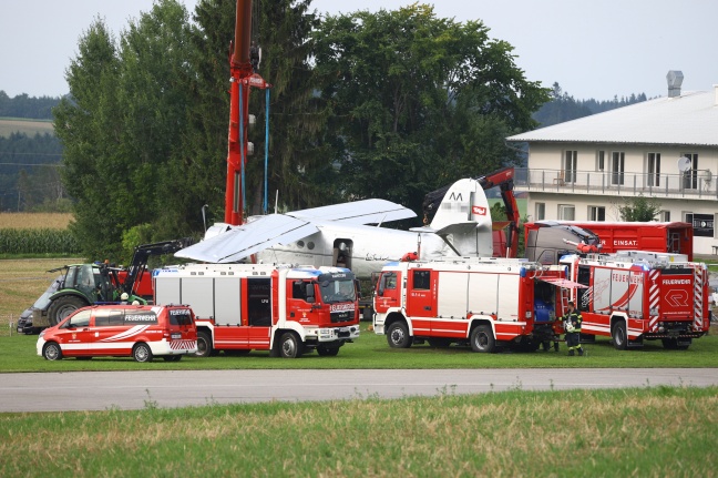 Bruchlandung eines Kleinflugzeuges am Flugplatz in Laakirchen