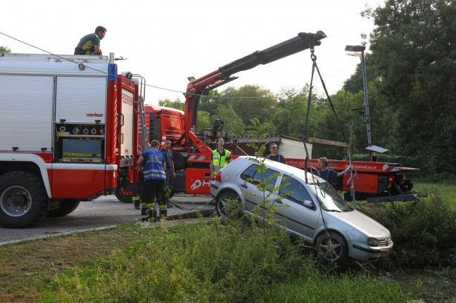 Einsatz in Weikirchen an der Traun: Nach Fischeinkauf musste Auto aus Teich "gefischt" werden