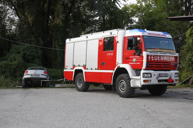 Einsatz in Weikirchen an der Traun: Nach Fischeinkauf musste Auto aus Teich "gefischt" werden