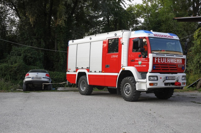 Einsatz in Weißkirchen an der Traun: Nach Fischeinkauf musste Auto aus Teich "gefischt" werden