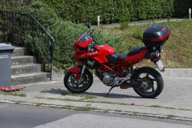 Verkehrsunfall zwischen Auto und Motorrad in Eferding