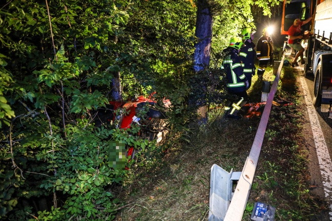 Lenkerin unverletzt: Auto nach Unfall in Scharnstein in Baumgruppe eingeklemmt