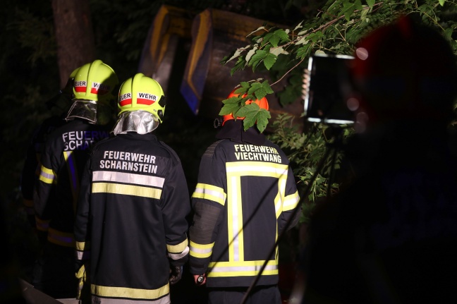 Lenkerin unverletzt: Auto nach Unfall in Scharnstein in Baumgruppe eingeklemmt