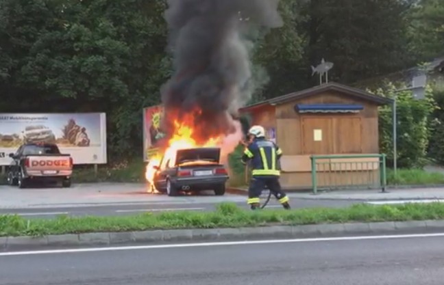 Auto auf Salzkammergutstraße in Altmünster in Flammen aufgegangen