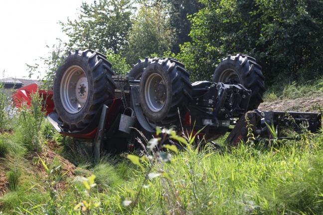 Bergung eines umgestürzten Traktors in Steinhaus gestaltete sich schwierig