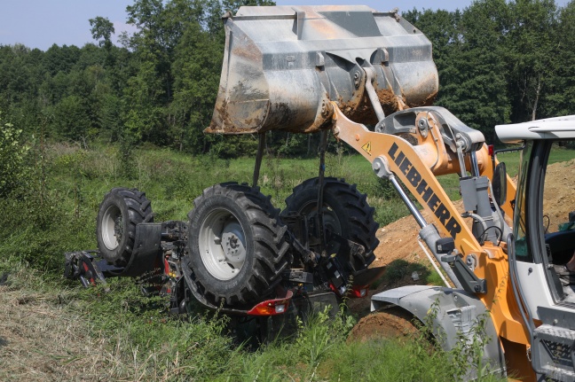 Bergung eines umgestürzten Traktors in Steinhaus gestaltete sich schwierig