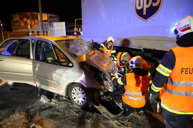 Heftige Kollision zwischen PKW und LKW in Wels-Pernau fordert zwei Schwerverletzte