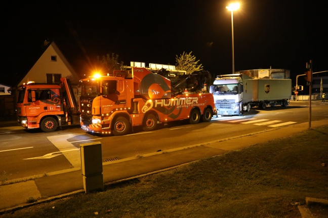Heftige Kollision zwischen PKW und LKW in Wels-Pernau fordert zwei Schwerverletzte