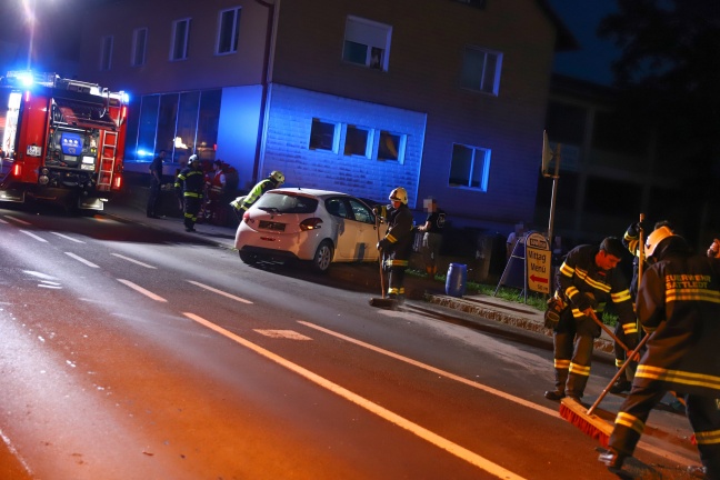 Auto bei Verkehrsunfall auf Voralpenstraße in Sattledt gegen Straßenlaterne gekracht