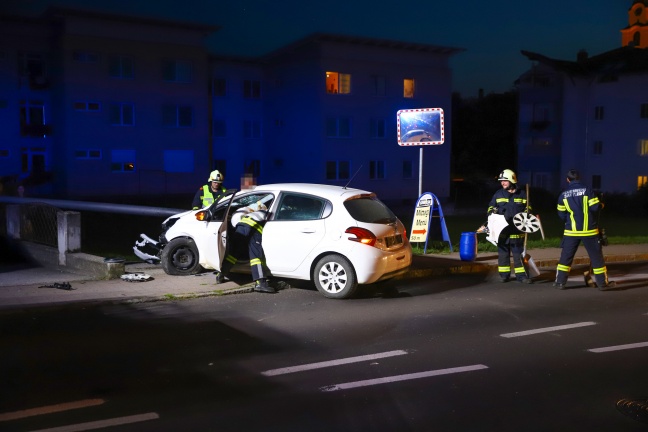Auto bei Verkehrsunfall auf Voralpenstraße in Sattledt gegen Straßenlaterne gekracht