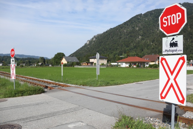 Kollision zwischen Regionalzug und Traktor in Scharnstein endet glimpflich