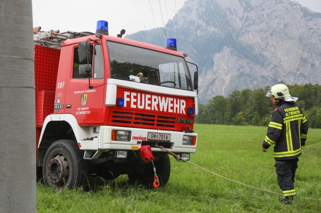 Traktorabsturz über steile Böschung in ein Bachbett bei Altmünster endet glimpflich