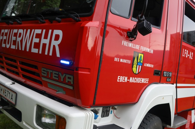 Traktorabsturz über steile Böschung in ein Bachbett bei Altmünster endet glimpflich