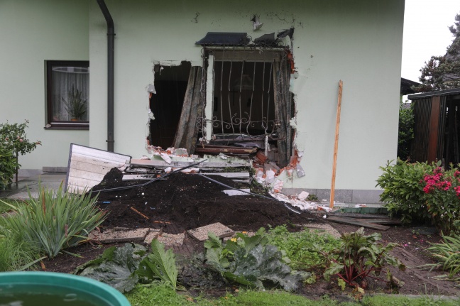 Spektakulärer Unfall: LKW donnert ins Schlafzimmer eines Wohnhauses in Pucking