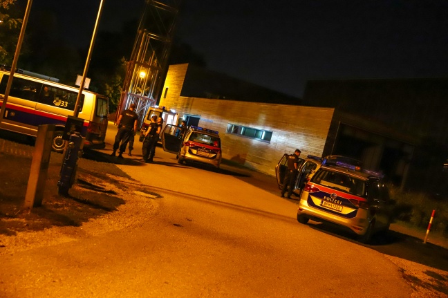 Polizeieinsatz: Acht Personen nach Einbruch in ein Flohmarktzelt in Wels-Vogelweide festgenommen