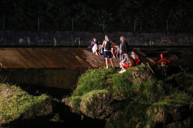 Personenrettung am Traunfall: Sechs Jugendliche von einem Felsen aus Notlage gerettet