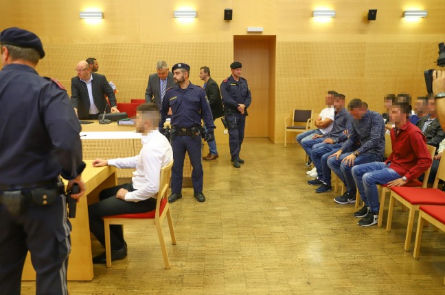 Tödlicher Schlägerei in Regau: Haftstrafen bis zu 30 Monaten für alle neun Angeklagten