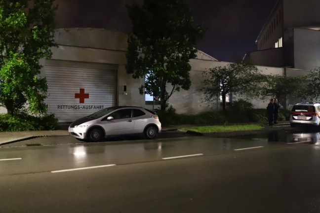 Polizeieinsatz: Rettungsausfahrt des Roten Kreuzes in Wels-Neustadt durch Auto verparkt