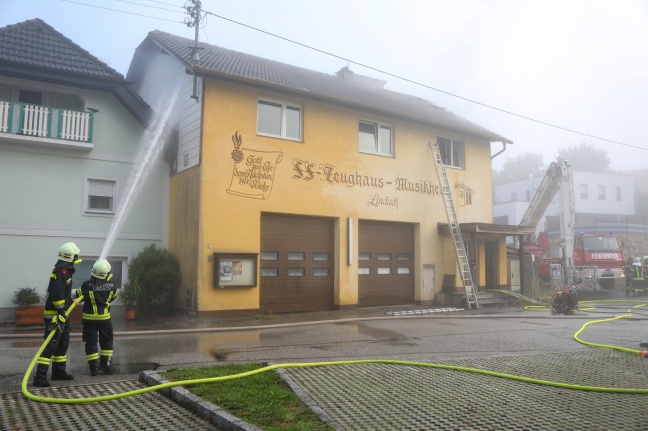 Acht Feuerwehren bei Brand in einem alten Feuerwehrzeughaus in Laakirchen im Einsatz