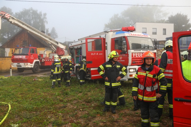 Acht Feuerwehren bei Brand in einem alten Feuerwehrzeughaus in Laakirchen im Einsatz