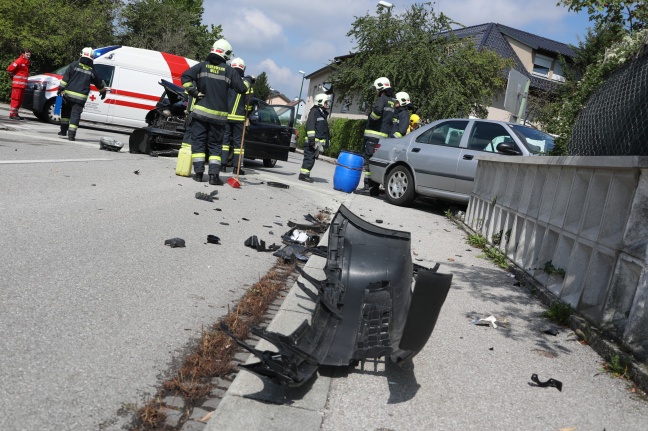 Schwerer Kreuzungscrash in Wels-Pernau fordert zwei Verletzte