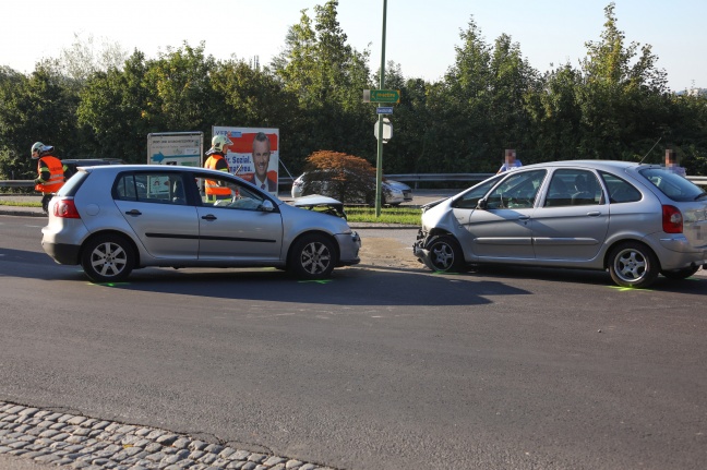 Verkehrsunfall zwischen zwei PKW in einem Kreuzungsbereich in Thalheim bei Wels