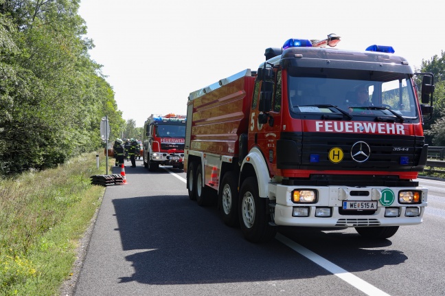 Auto auf der Innkreisautobahn in Wels-Oberthan in Flammen aufgegangen