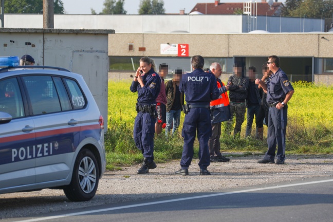 Großer Flüchtlingsaufgriff in Edt bei Lambach führt zu Großeinsatz von Polizei und Rettung