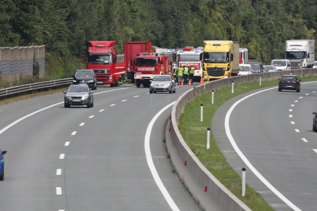 Sechs Feuerwehren bei brennender Ladung eines LKWs auf Westautobahn in Ohlsdorf im Einsatz