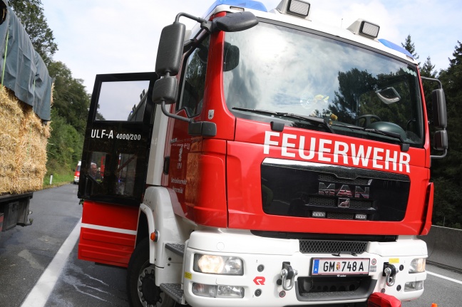 Sechs Feuerwehren bei brennender Ladung eines LKWs auf Westautobahn in Ohlsdorf im Einsatz