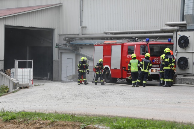 Drei Feuerwehren bei Brand in einem Unternehmen in Vorchdorf im Einsatz