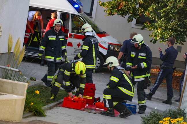 Personenrettung: Einsatzkräfte befreien in Pettenbach eingeklemmte Person aus einem Silo