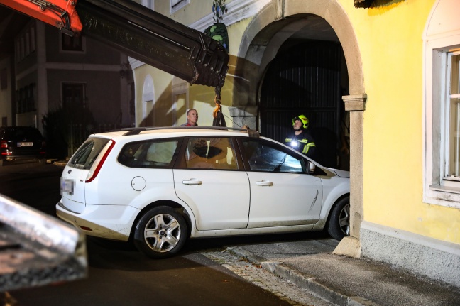 Verkehrsunfall: Spontaner "Drive-In" in das Hoftor eines Gasthauses in Sierning