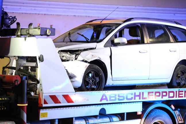 Verkehrsunfall: Spontaner "Drive-In" in das Hoftor eines Gasthauses in Sierning
