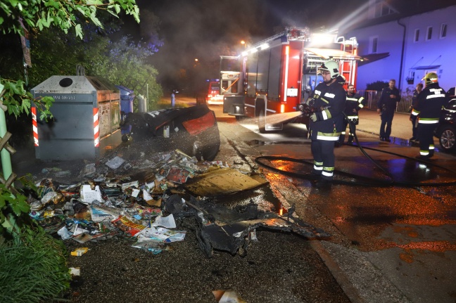 Feuerwehr bei Brand zweier Papiercontainer in Wels-Lichtenegg im Einsatz