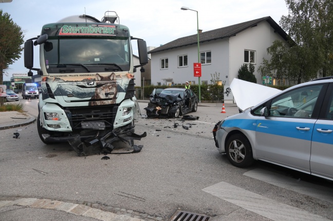 Vier Verletzte bei schwerem Verkehrsunfall zwischen zwei Autos und einem LKW in Wels-Pernau